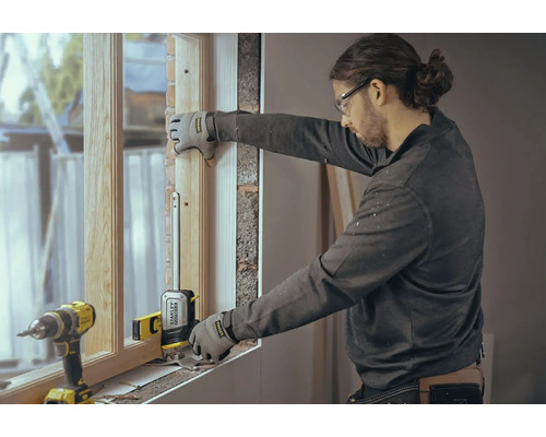 Handwerker montiert Fenster mit Fensterheber