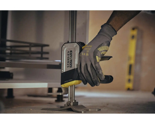 Eine Hand mit Arbeitshandschuh bedient eine Stütze von Stanley Fatmax.