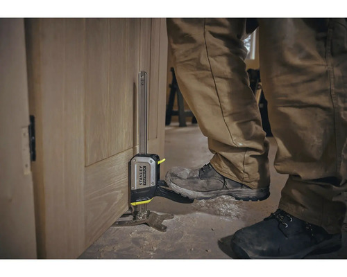 Stanley Fatmax Türspreizer beim Ausrichten einer Tür.