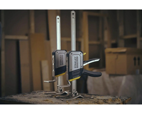 Zwei Stanley Fatmax Schnellspannzwingen auf einer Werkbank