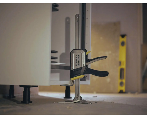 Stanley Fatmax Einhandzwinge an einem Schrank