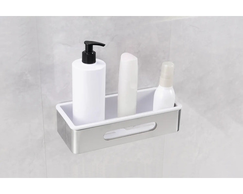 Duschablage mit Lotionen und Kosmetikprodukten an der Wand