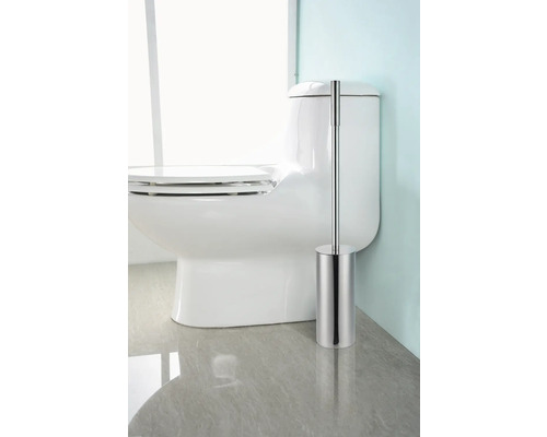 Weiße Toilette mit Toilettenbürste aus Edelstahl