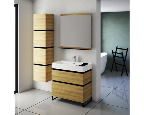 Badezimmer mit Waschtisch, Spiegelschrank und Hochschrank in Holzoptik