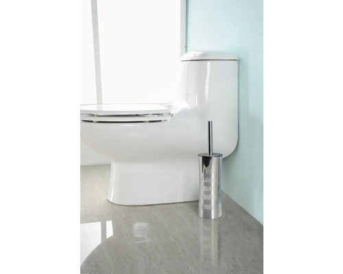 Weißes Stand-WC mit Toilettenbürste aus Metall