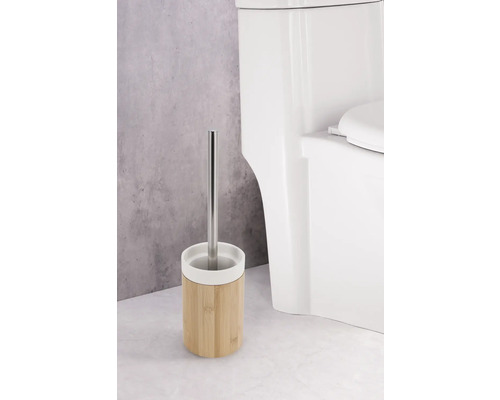 Toilettenbürste aus Bambus und Edelstahl neben Toilette