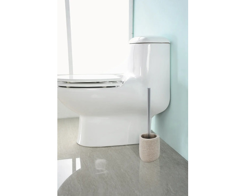 Weißes WC mit WC-Bürste im Badezimmer.