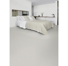 Schlafzimmer mit Bett und hellem Bodenbelag