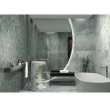 Helles Badezimmer mit Waschbecken, Spiegel, Badewanne und Fliesen