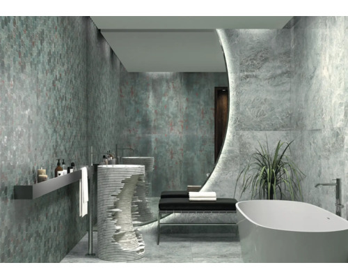 Modernes Badezimmer mit Mosaikwand, Waschtisch und freistehender Badewanne.
