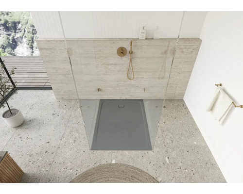 Badezimmer mit bodenebener Dusche, Duschwanne und Armaturen