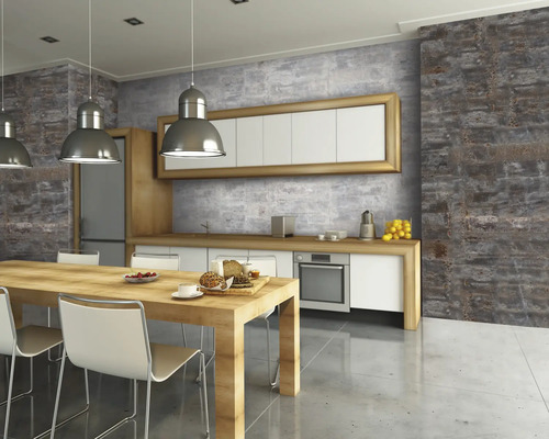 Helle Küche mit Esstisch, Stühlen und Küchenzeile mit Geräten