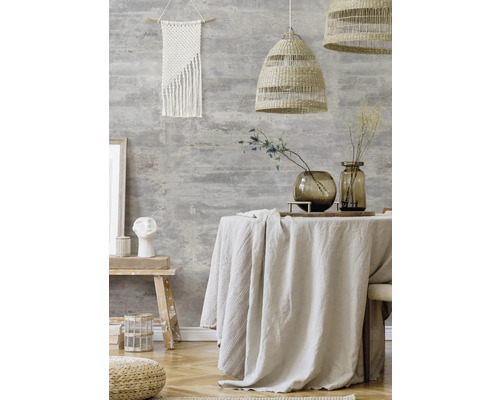 Innenraumszene mit Tisch, Dekoration, Beleuchtung und Textilien in einem stilvollen Ambiente