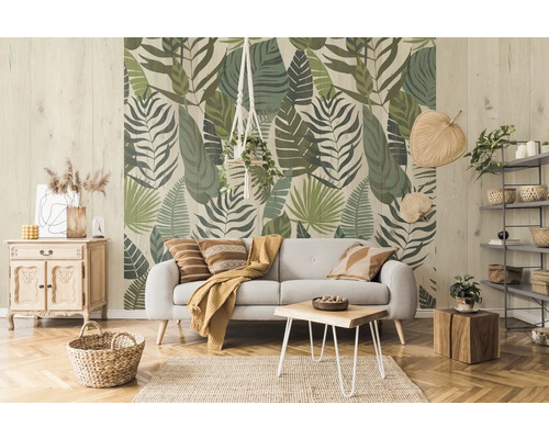 Wohnzimmer mit Sofa, Couchtisch und botanischer Tapete