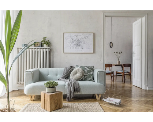 Wohnzimmer mit Sofa, Holztisch und Dekorationsgegenständen für ein gemütliches Ambiente