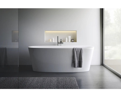 Badezimmer Szene mit freistehender Badewanne, Armatur und Handtuch