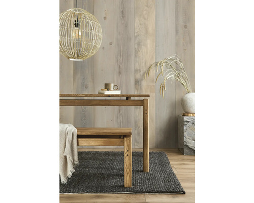 Esszimmer mit Holztisch, Bank, Kugel Lampe und Teppich