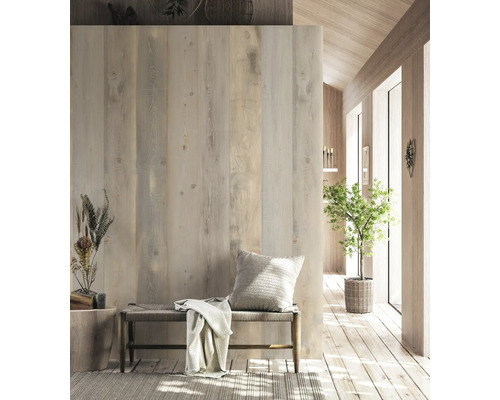 Heller Raum mit Holzvertäfelung, Bank, Kissen und Pflanze