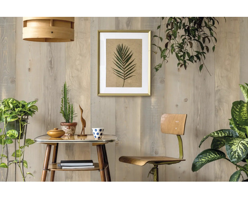 Helles Zimmer mit Holzwand, Tisch, Stuhl und Zimmerpflanzen für eine freundliche Atmosphäre.