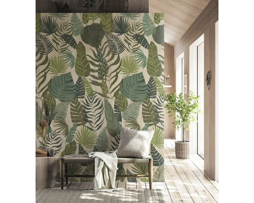 Dekoratives Interieur mit Dschungeltapete, Bank und Zimmerpflanze