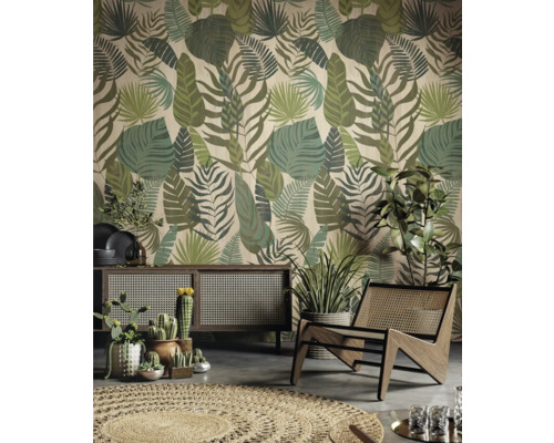 Dekoratives Interieur mit botanischer Tapete, Anrichte, Zimmerpflanzen und Rattansessel