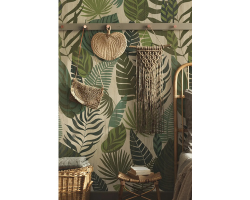 Dekoratives Zimmer mit Tapete, Accessoires und geflochtenen Möbeln.