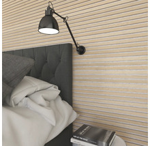 Schlafzimmer mit Wandpaneelen, Nachttisch und verstellbarer Wandleuchte