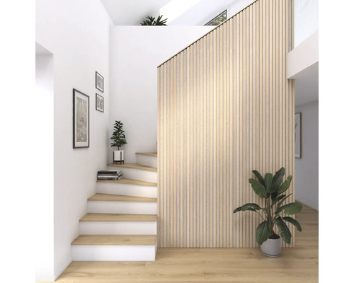 Treppenhaus mit Holzverkleidung, Treppe und Dekoration