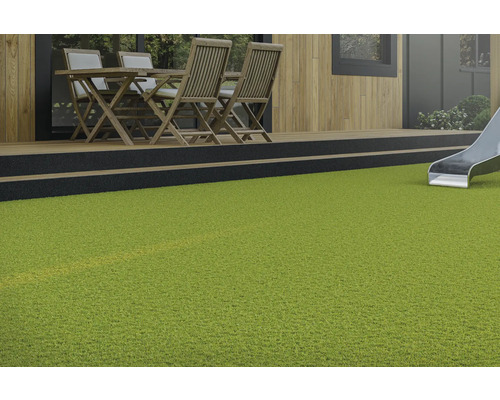 Außenbereich mit grünem Kunstrasen, Terrasse und Gartenmöbeln.