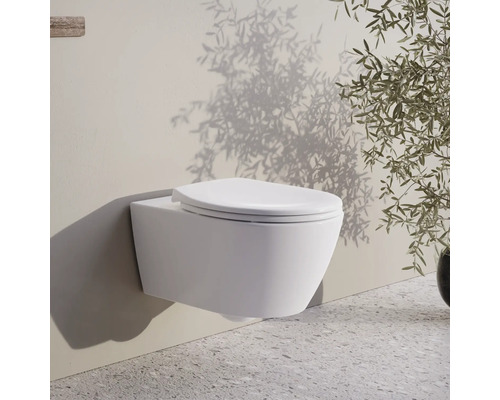 Wandhängendes WC in einem hellen Badezimmer.