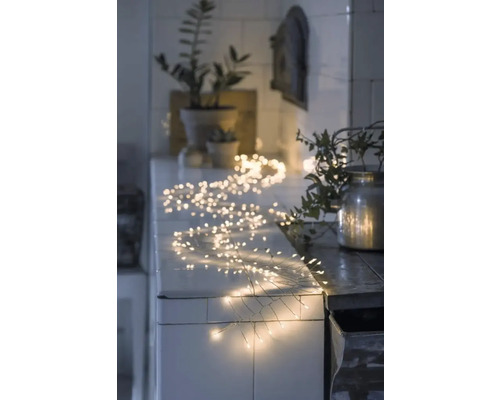 Dekorative Lichterkette auf einer Küchentheke, die eine warme Atmosphäre erzeugt.