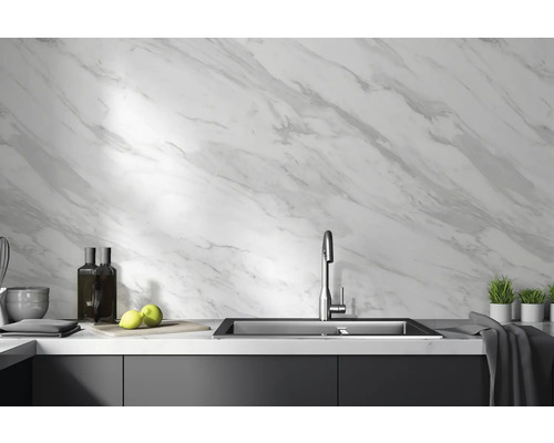 Küchenspüle vor einer Wandpaneele in Marmoroptik