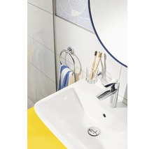 Modernes Badezimmerwaschbecken mit Armatur, Handtuchring, Zahnbürsten und Spiegel