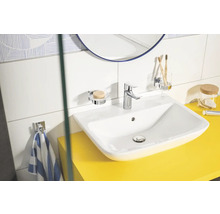 Helles Badezimmer mit Waschbecken, Armatur, Spiegel und Handtuchhalter