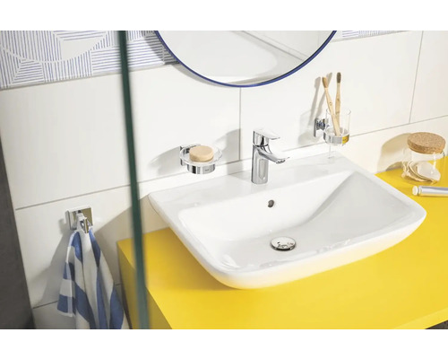 Helles Badezimmer mit Waschbecken, Armatur, Spiegel und Handtuchhalter