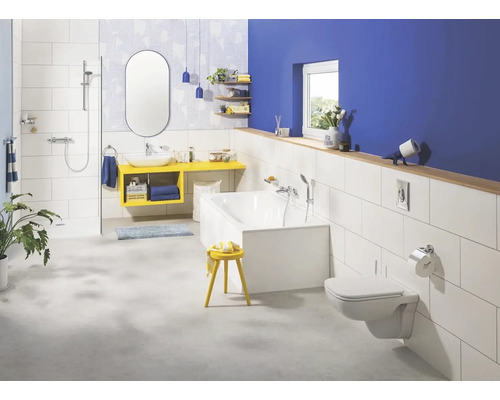 Helles Badezimmer mit Badewanne, Waschbecken, Toilette und Dusche