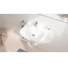 Kompaktes Badezimmer mit wandhängendem Waschbecken, Armatur, Handtuchhalter und Seifenschale.
