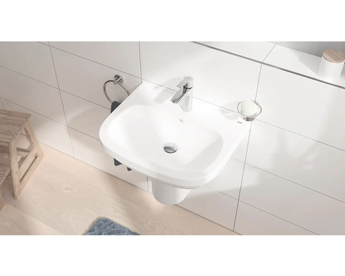 Kompaktes Badezimmer mit wandhängendem Waschbecken, Armatur, Handtuchhalter und Seifenschale.
