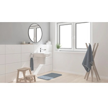 Helles Badezimmer mit Waschtisch, Spiegel, Handtuchhalter und Badematte
