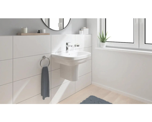 Helles Badezimmer mit Aufsatzwaschbecken, Handtuchring und Fenster für ein modernes Ambiente.