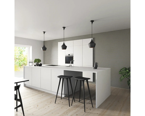 Helle Küche mit Kücheninsel, Barhockern und Hängelampen