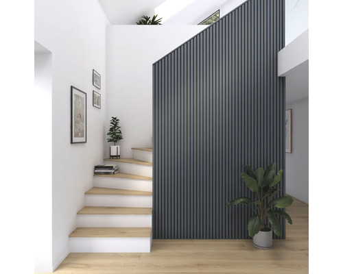 Heller Raum mit Treppe, Holzstufen und einer Akzentwand aus Holzpaneelen