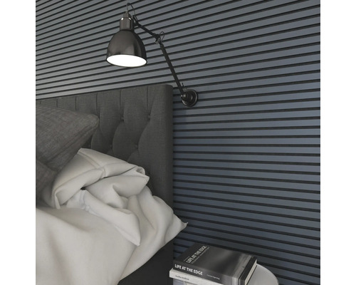 Schlafzimmer mit Wandpaneelen und verstellbarer Wandleuchte