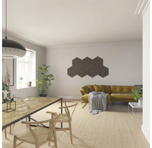 Wohnzimmer mit Esstisch, Stühlen, Sofa und sechseckigen Wandpaneelen zur Schalldämmung