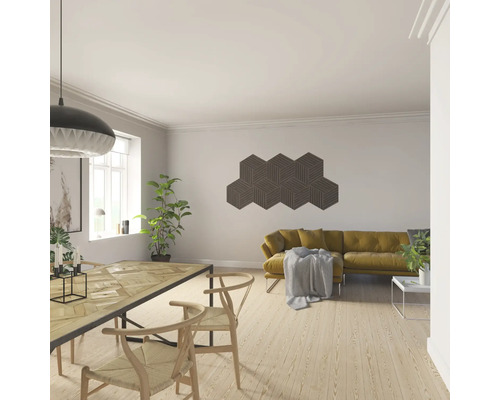 Wohnzimmer mit Esstisch, Stühlen, Sofa und sechseckigen Wandpaneelen zur Schalldämmung