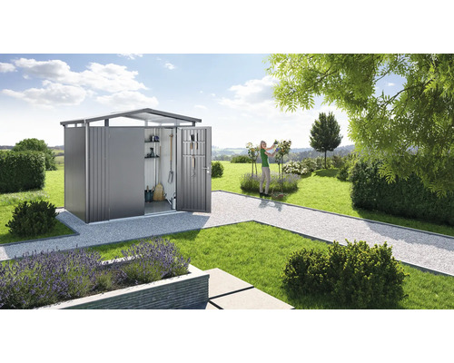 Garten Szene mit Gerätehaus, Rasen und Frau bei der Gartenarbeit.