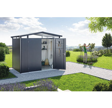 Garten Szene mit Gerätehaus, Gartengeräten und einer Frau, die im Garten arbeitet