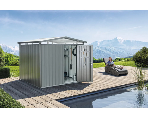 Metallgartenhaus mit geöffneter Tür und Werkzeugen an der Türinnenseite auf einer Holzterrasse neben einem Pool