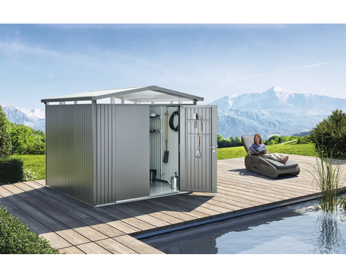 Gartenschuppen aus Metall mit geöffneten Türen und Gartengeräten