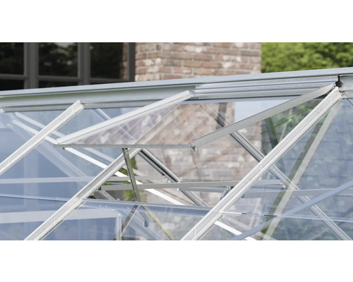 Nahaufnahme eines Gewächshauses mit geöffneten Fenstern zur Belüftung